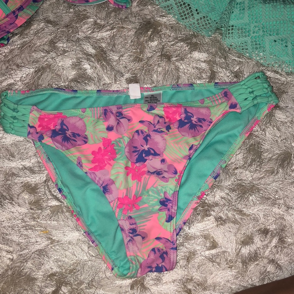 Swimsuit - Picture 2 of 7